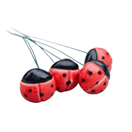 Buburuză din ceramică 3,5 cm – decor floral pentru buchete și aranjamente