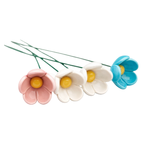 Floare mică din ceramică cu petale rotunde 3,5 cm – decor floral handmade
